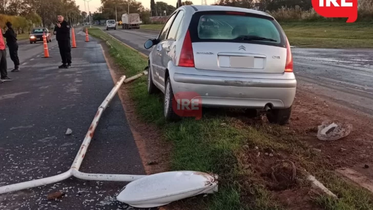 Esquivó un auto y terminó chocando de lleno contra una columna en el cruce