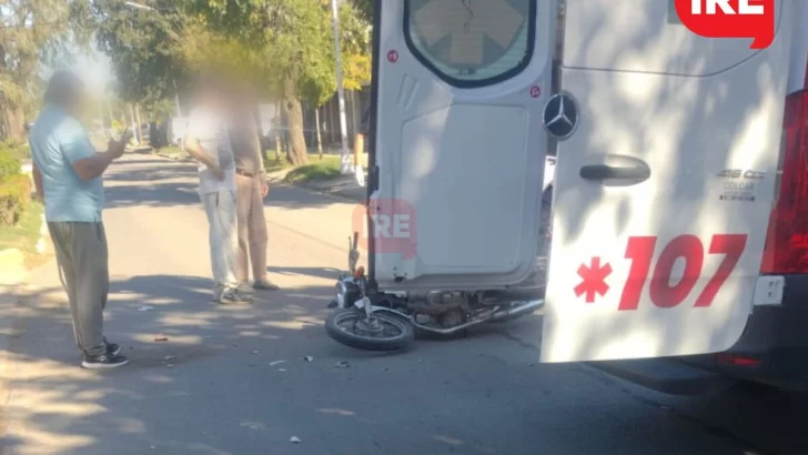 Un auto y una moto chocaron en Maciel: Un muchacho herido