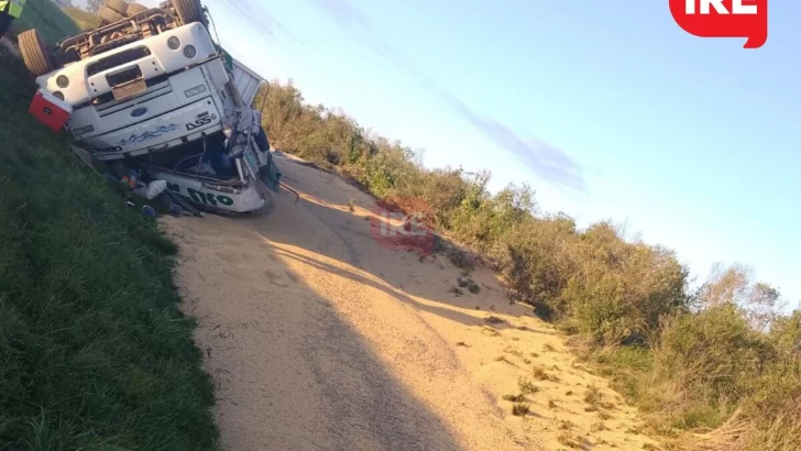Un camión protagonizó un terrible vuelco en autopista a la altura de Monje