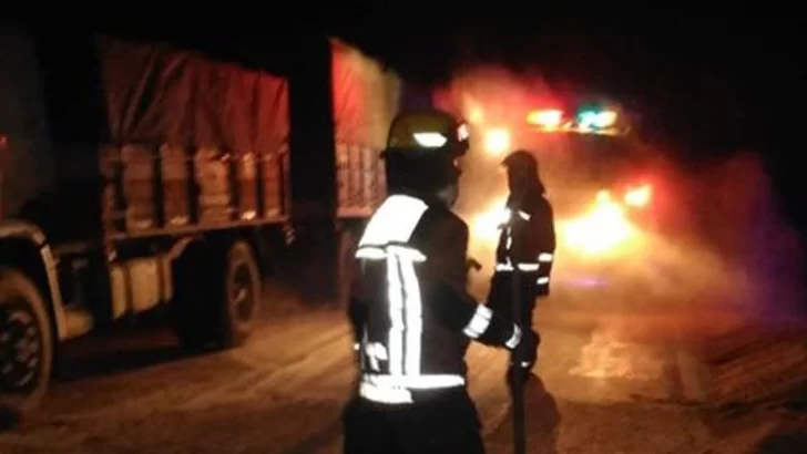 Un chofer debió ser rescatado tras un fuerte choque de camiones