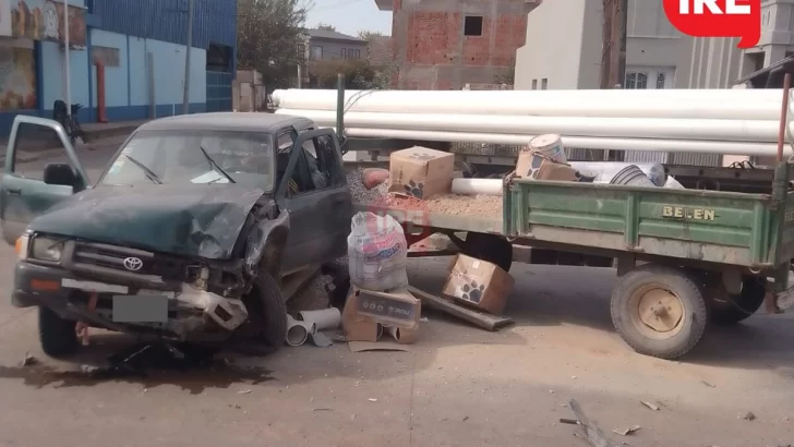 Una camioneta chocó a un camión en pleno centro de Timbúes: Un herido