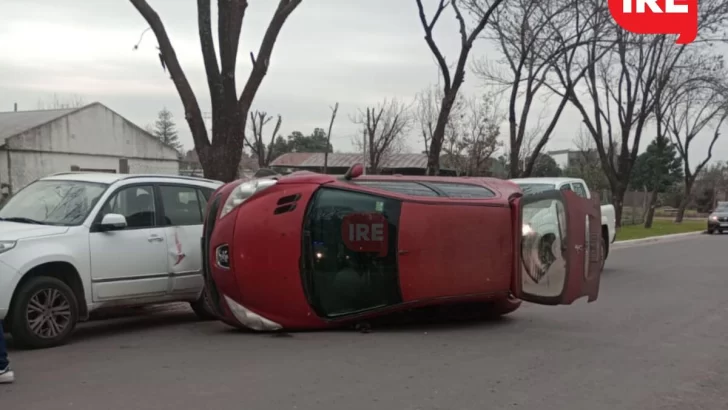 Iba con su nena en el auto, se le cayó el cigarrillo, volanteó y terminó volcando