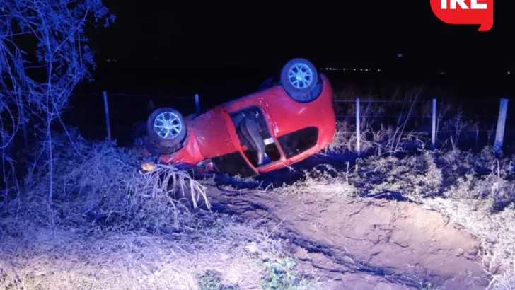 Un auto siguió sobre la curva a la altura de Renova y terminó en un terrible vuelco