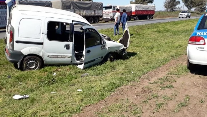 Otra vez: colisionaron un camión y una kangoo en autopista