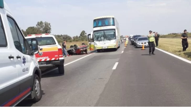 Un auto se cruzó se carril en autopista e impactó con un colectivo