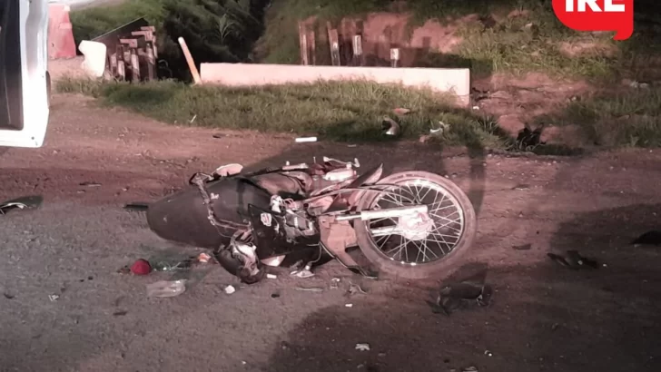 Fuerte accidente entre un camión y una moto en ruta 11: Un joven de Timbúes esta grave