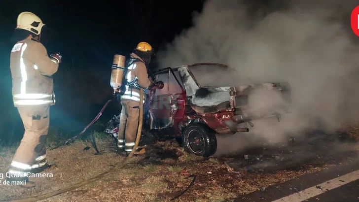 Se incendió un auto tras un choque contra un camión y un hombre perdió la vida