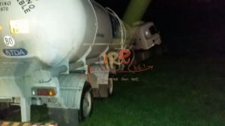 Un camión chocó contra un acoplado cargado de soja y terminó en la banquina