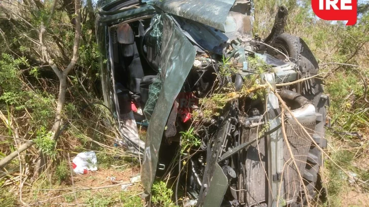 Una familia de Paraná despistó en autopista y dos personas quedaron atrapadas