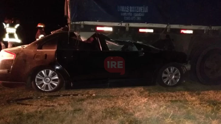 Fatal accidente en autopista: Un auto se metió bajo un camión