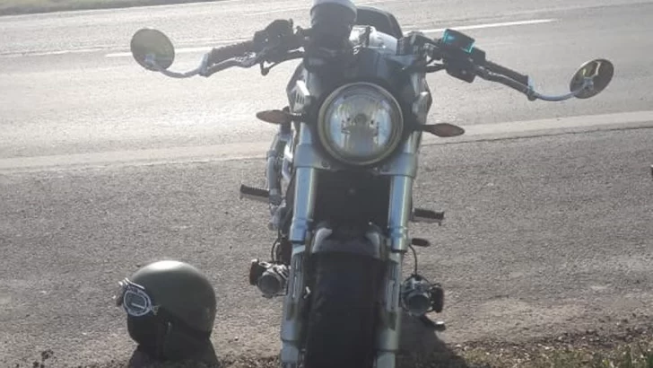 Un hombre se cayó de la moto en autopista y tuvo heridas leves