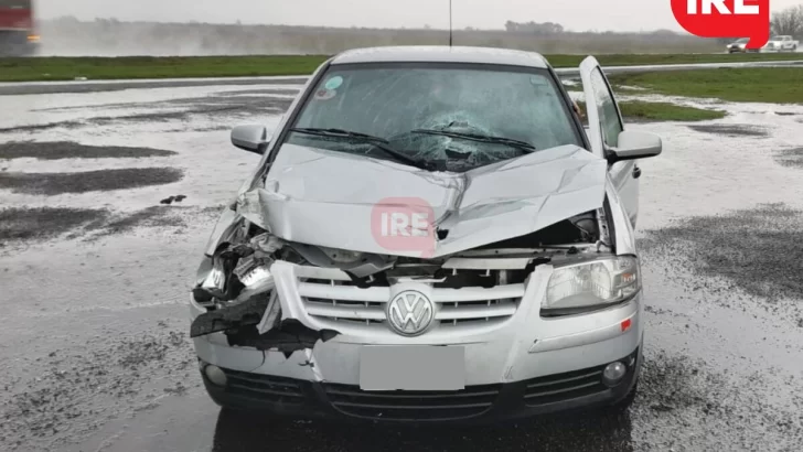 Un auto despistó e impactó contra un camión a la altura de Maciel en autopista