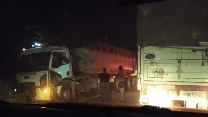 Dos camiones chocaron en el puente de la 91 y uno huyó del lugar