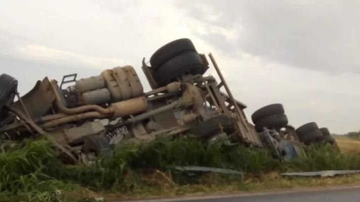 Otra vez: Un camión impactó el puente sobre el canal Serodino