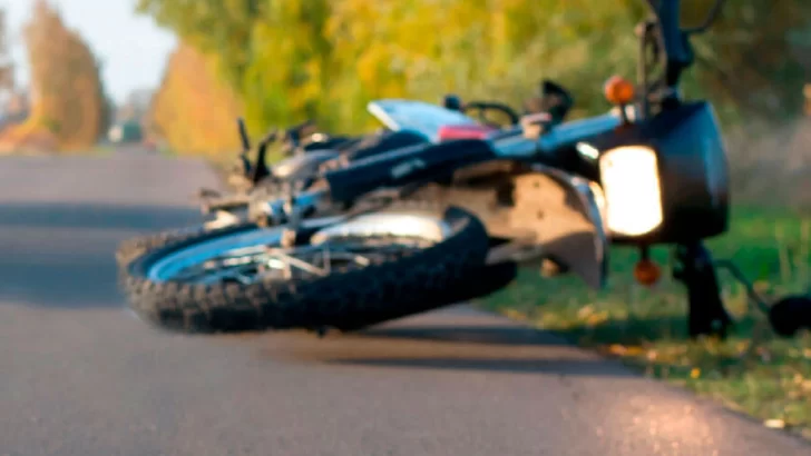 Una mujer embarazada de ocho meses sufrió un accidente en moto