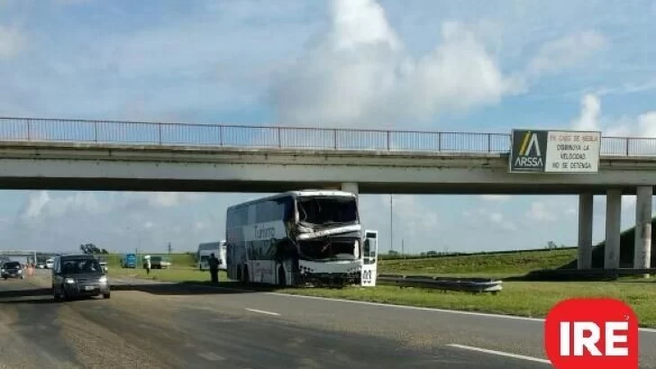 Un ómnibus y un camión colisionaron en la Autopista