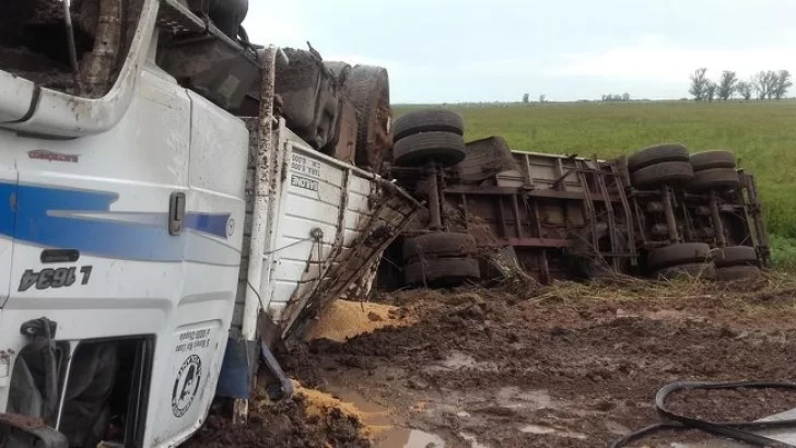 Espectacular vuelco de un camión sobre la Ruta 91