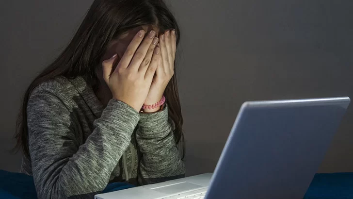Las mujeres son víctimas de violencia virtual desde los 9 años