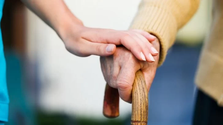 Reglamentan excepciones para asistencia de personas mayores