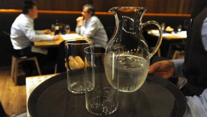 Es ley: Bares y restaurantes deberán servir agua potable gratis