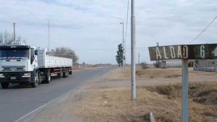 En marcha: Bacheo en la ruta a Aldao y reparación de banquinas