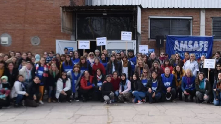 Los docentes eligen hoy entre aceptar en disconformidad o dos mociones de paro