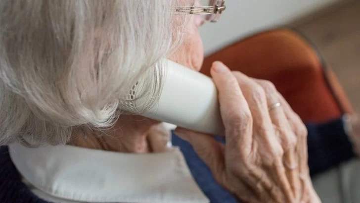 Se hicieron pasar por su nieta para sacarle información teléfonica