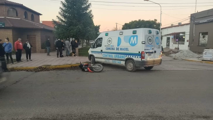 Una moto y el móvil de Control Urbano chocaron en el centro de Maciel