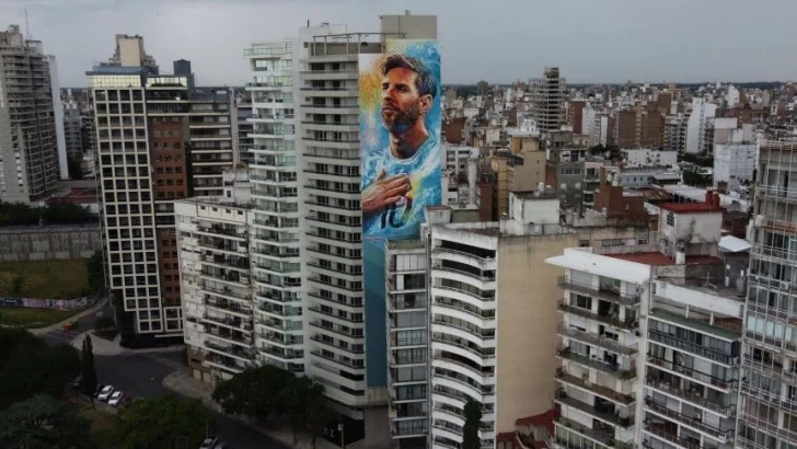 De otra galaxia: Marlene y Lisandro plasmaron a Messi en un mural de 70 metros