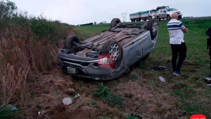 Milagro en autopista: Un matrimonio y su hija de 15 años volcaron a la altura de Oliveros