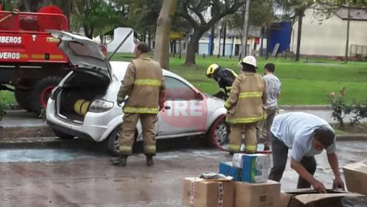 Un auto sufrió un principio de incendio en Oliveros: No hay heridos