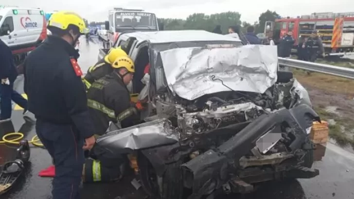 Baigorria: Un muerto y al menos dos heridos tras un fuerte choque en autopista