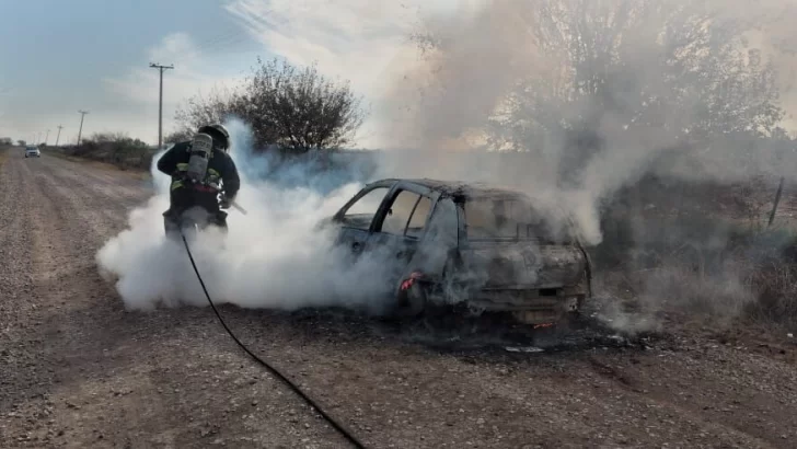 Se quemo por completo un auto en un camino rural de Aldao