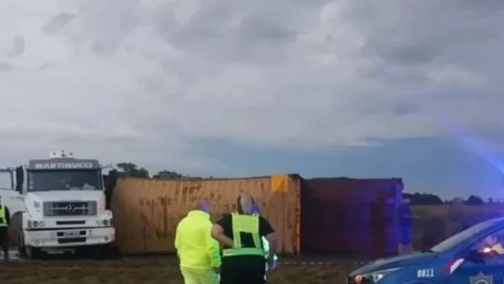 Barrancas: Un camión volcó sobre autopista y hay desvíos en Arocena