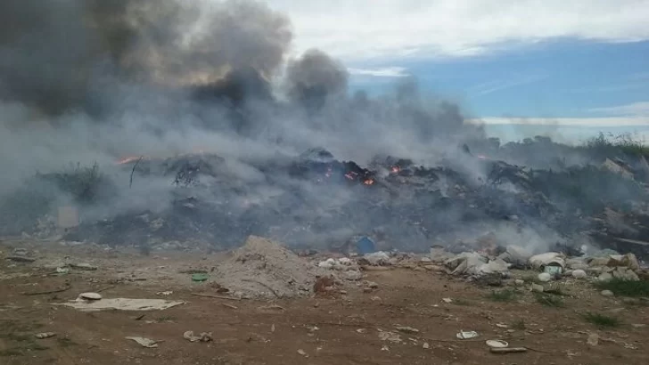 PERMANECERÁ CORTADA AUTOPISTA POR EL INCENDIO EN EL BASURAL DE MACIEL