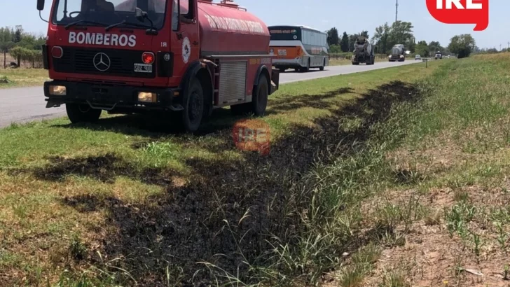 Un incendio comenzó en la banquina de Ruta 11 y bomberos debieron actuar rápidamente