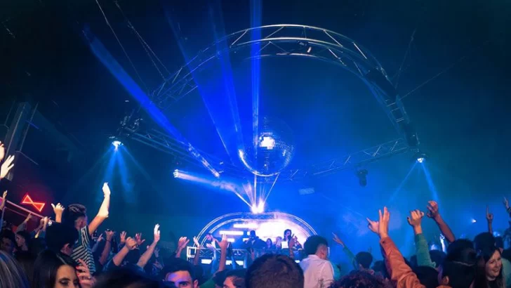 Evalúan pedir esquema completo de vacunación en eventos masivos