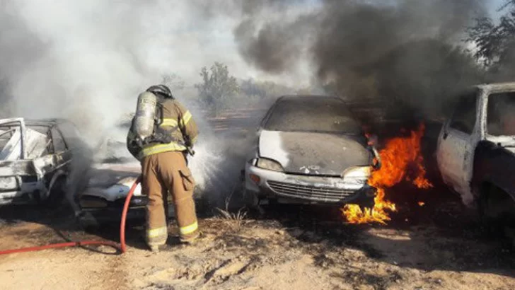 Quemaron tres autos frente a una vivienda en Pueblo Andino