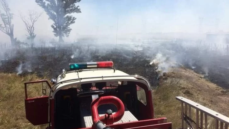 Bomberos sofocaron un gran incendio sobre la ruta 91