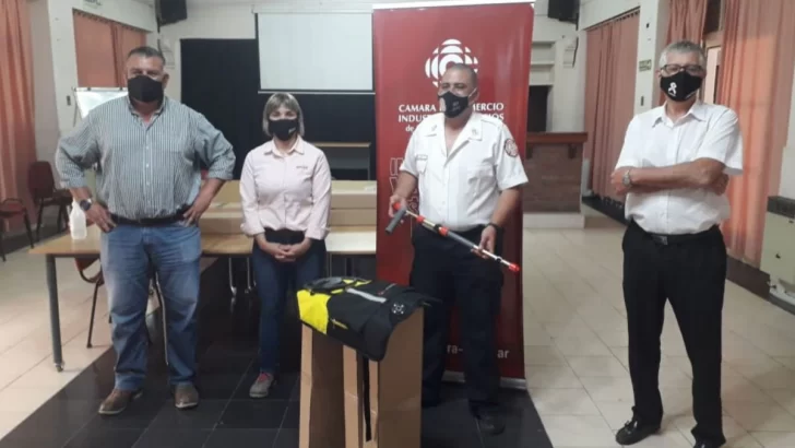 Bomberos de Oliveros recibieron equipamiento para el cuerpo activo