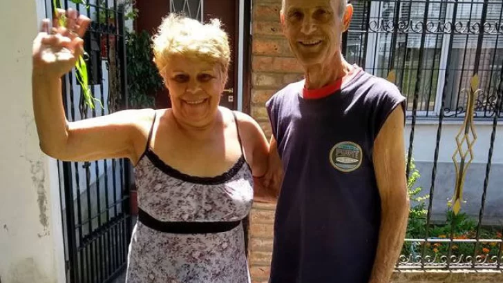 Un matrimonio vuelve a su país y busca familia para sus mascotas