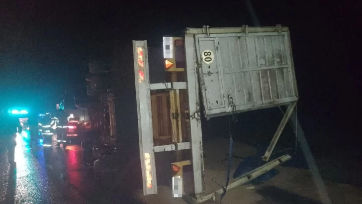 Un camión volcó su acoplado y parte de la carga entre Barrancas y San Fabián
