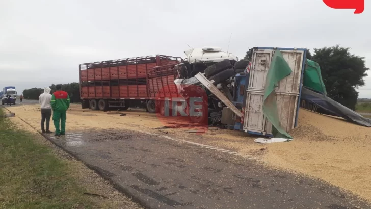 Dos camiones que circulaban por autopista chocaron en Oliveros: Hay desvíos y un atrapado