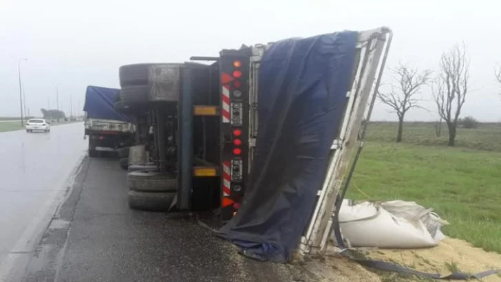 Un camión sojero volcó sobre la autopista a la altura de Oliveros