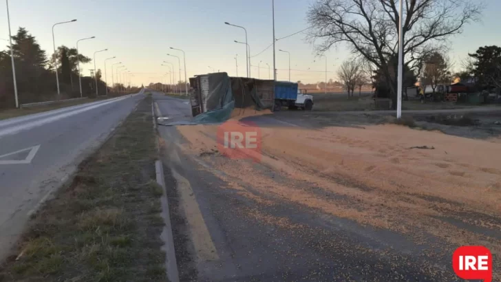 Tumbó un acoplado en la 91 durante la madrugada y hay desvios