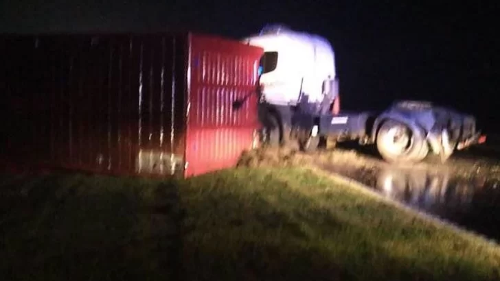 Un camionero volcó entre Barrancas y San Fabián: Sufrió heridas leves