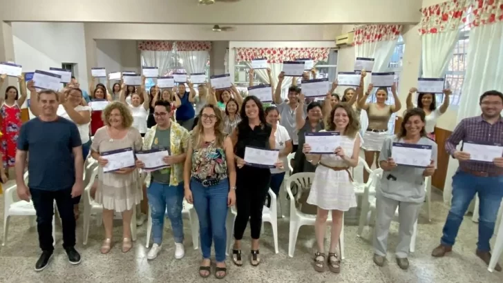 Capitani entregó certificados para el cuidado de adultos mayores en Barrancas
