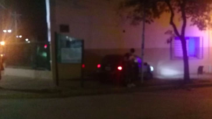 Bajo efectos del alcohol, un joven impactó contra la fachada de un colegio