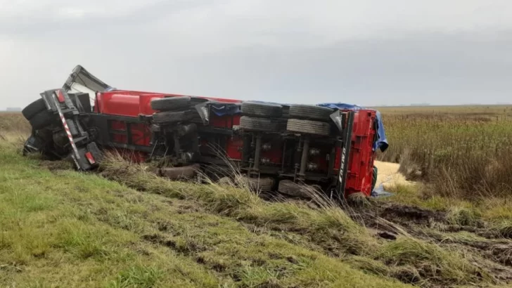 Dos camiones chocaron y uno volcó en cercanía al arroyo Carrizales