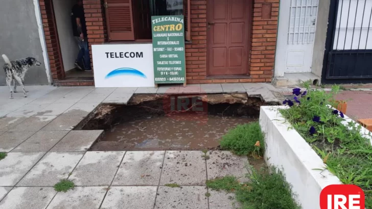 Una familia iba caminando y se los “tragó la vereda”
